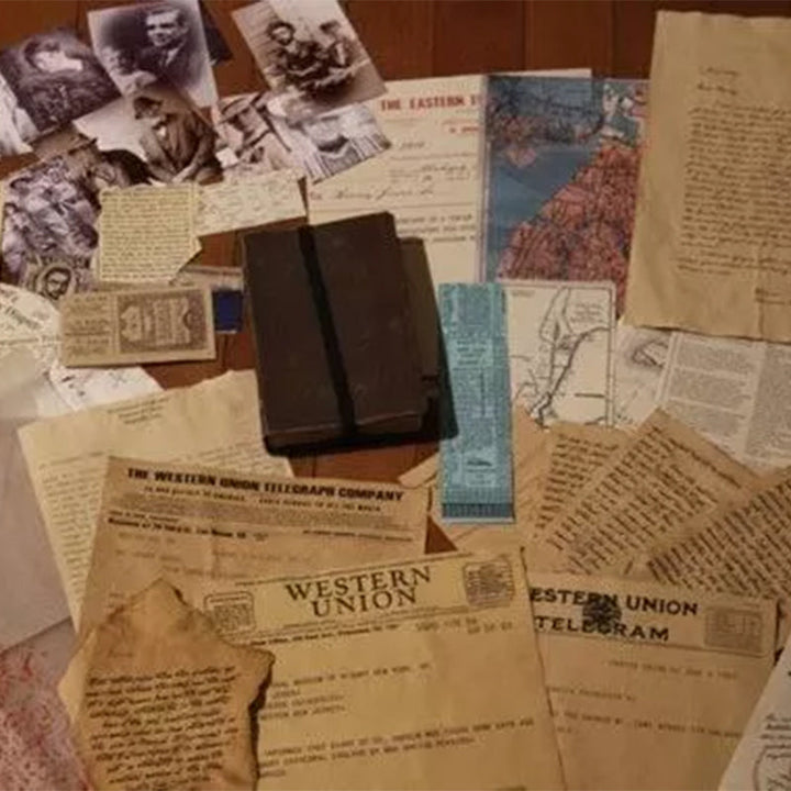 "Handbunden Graildagbok, åldrade sidor, replika från 'The Last Crusade', perfekt accessoar för Indiana Jones-fans."