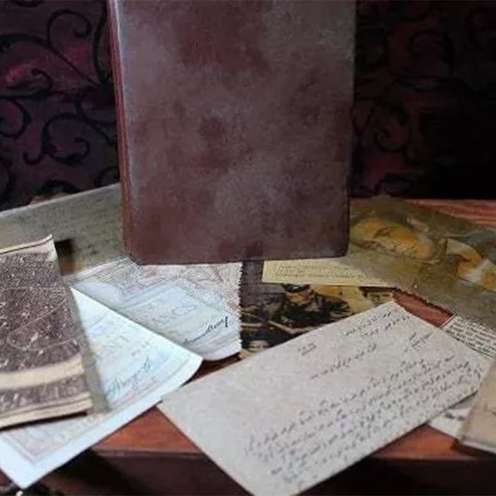 "Handbunden Graildagbok, åldrade sidor, replika från 'The Last Crusade', perfekt accessoar för Indiana Jones-fans."