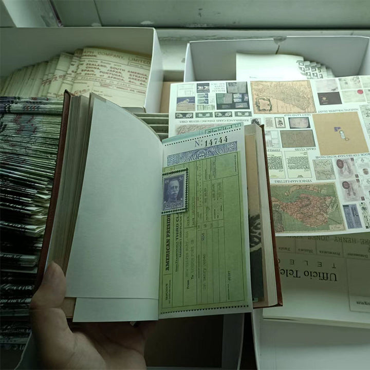 "Handbunden Graildagbok, åldrade sidor, replika från 'The Last Crusade', perfekt accessoar för Indiana Jones-fans."