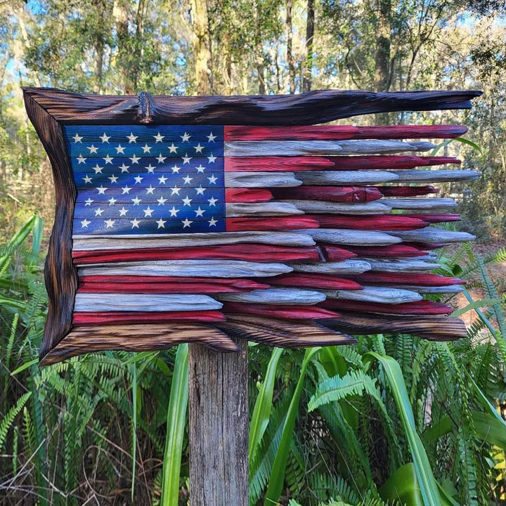 Handgjord amerikansk träflagga, detaljerad träkonst för stolt visning.
