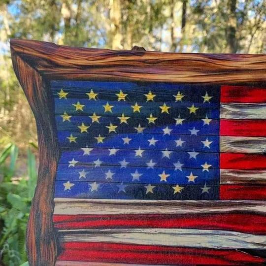 Unik handgjord amerikansk flagga i trä, perfekt patriotisk gåva eller väggkonst.