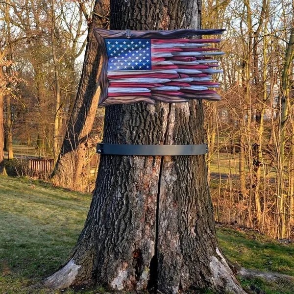 Närbild på strukturen hos handgjord amerikansk träflagga, unikt träkonstverk.