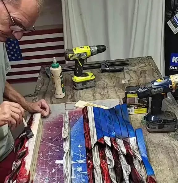 Konstnärlig handgjord USA flagga i trä, en symbol för frihet och inredningsdetalj.