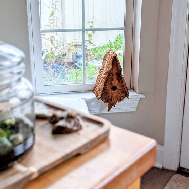 "Handgjord fågelholk i harts, detaljerad design, perfekt för trädgården, erbjuder fåglar ett tryggt och charmigt hem."