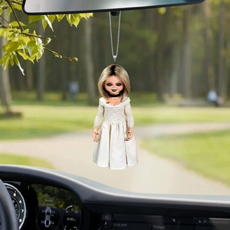 Handgjord halloweenprydnad i harts, detaljerad och handmålad med skrämmande design för bilens interiör eller nyckelring.