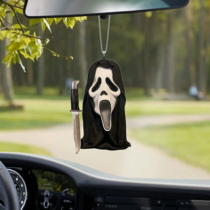 Handgjord halloweenprydnad i harts, detaljerad och handmålad med skrämmande design för bilens interiör eller nyckelring.