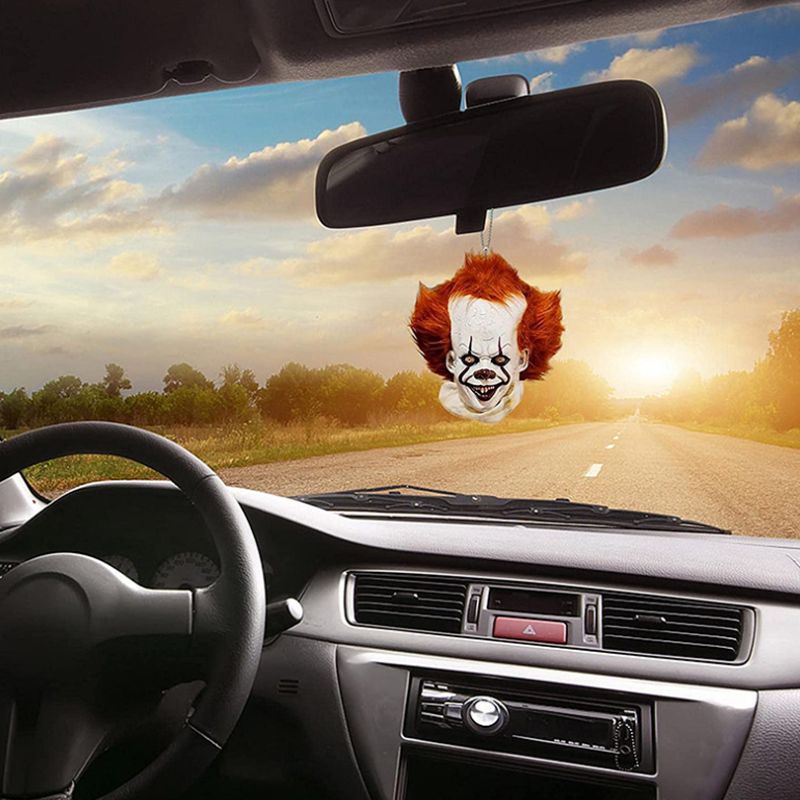 Handgjord halloweenprydnad i harts, detaljerad och handmålad med skrämmande design för bilens interiör eller nyckelring.