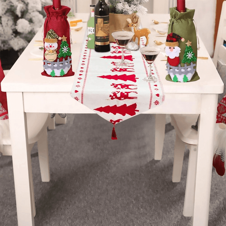 "Handgjord julduk med renar och snögubbar i julfärger, skapar festlig atmosfär, perfekt för heminredning, 180x35cm."