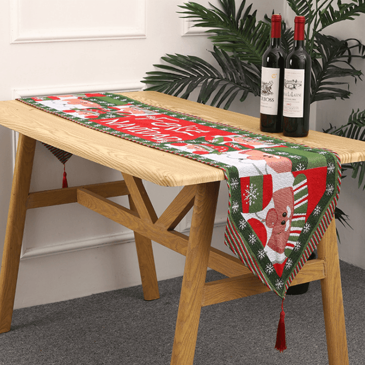 "Handgjord julduk med renar och snögubbar i julfärger, skapar festlig atmosfär, perfekt för heminredning, 180x35cm."