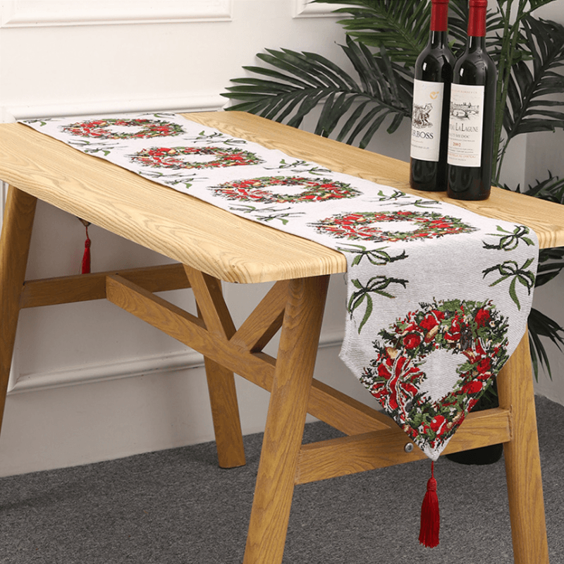 "Handgjord julduk med renar och snögubbar i julfärger, skapar festlig atmosfär, perfekt för heminredning, 180x35cm."