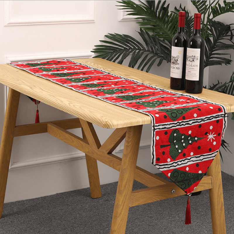 "Handgjord julduk med renar och snögubbar i julfärger, skapar festlig atmosfär, perfekt för heminredning, 180x35cm."
