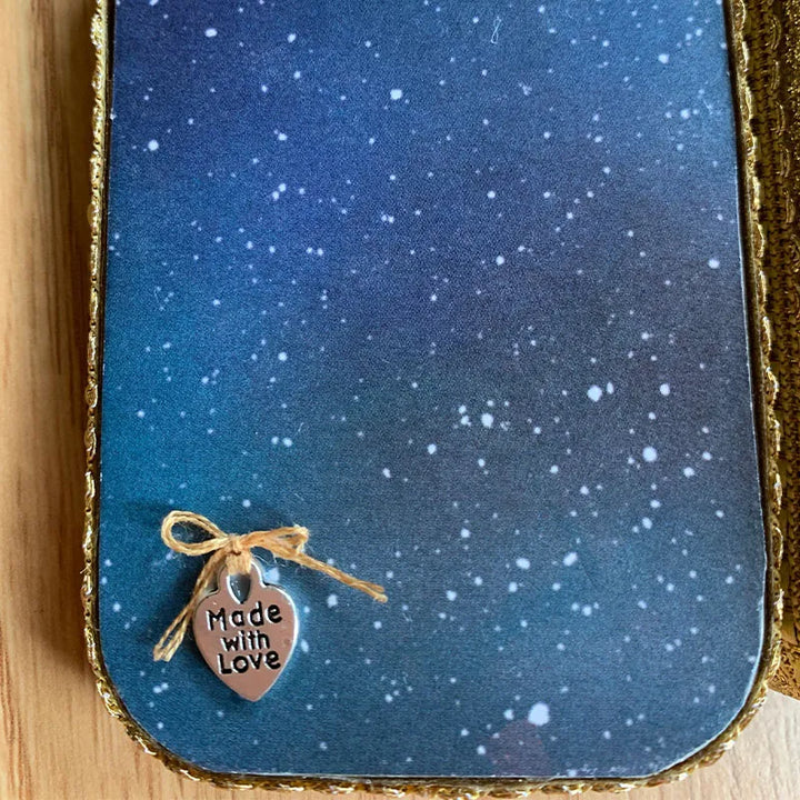 "Handgjord julkrubba med figurer som Maria, Josef, Jesus under stjärnklar natt, perfekt för festlig dekoration."