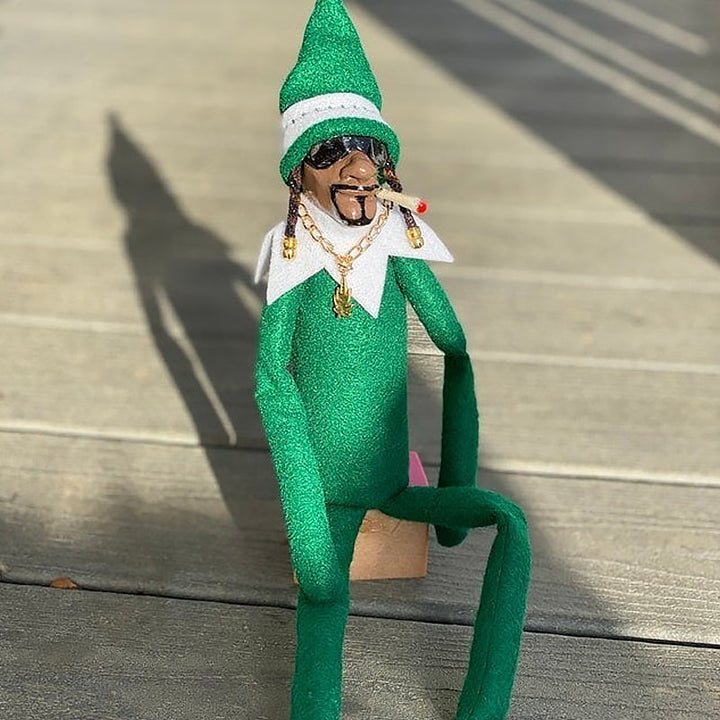 Handgjord julnissedocka 30 cm med röd mössa, guldkedja och grön klädsel, perfekt för juldekoration.