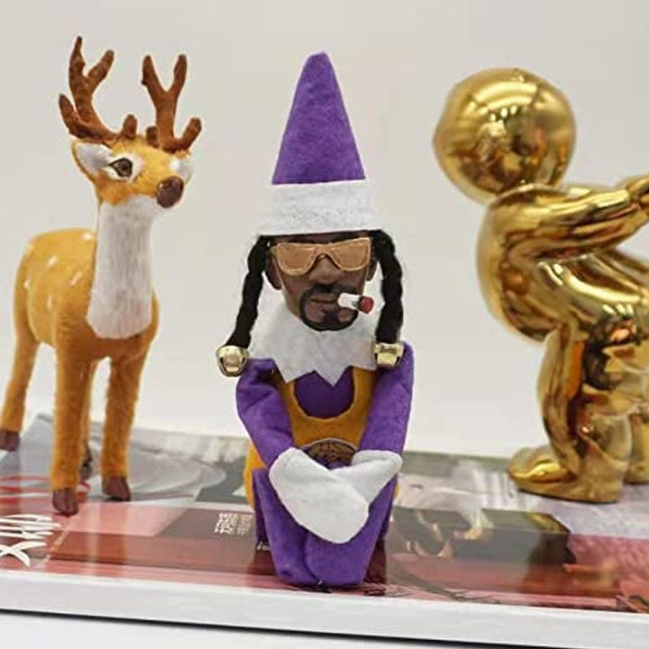 Handgjord julnissedocka 30 cm med röd mössa, guldkedja och grön klädsel, perfekt för juldekoration.