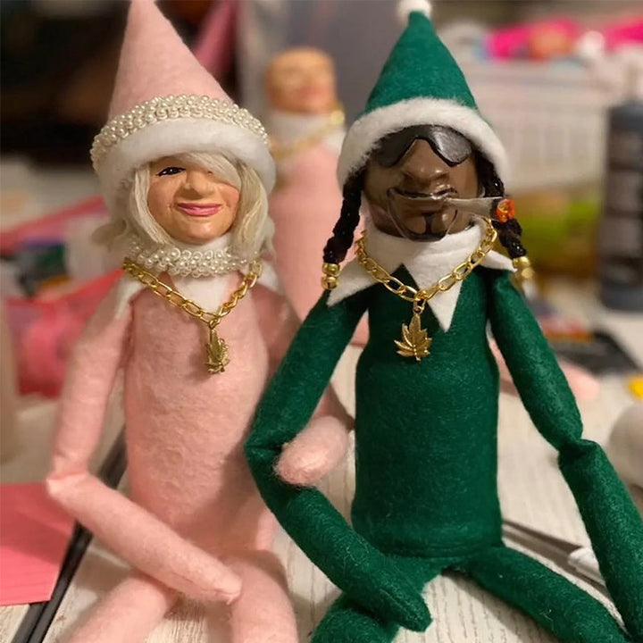 Handgjord julnissedocka 30 cm med röd mössa, guldkedja och grön klädsel, perfekt för juldekoration.