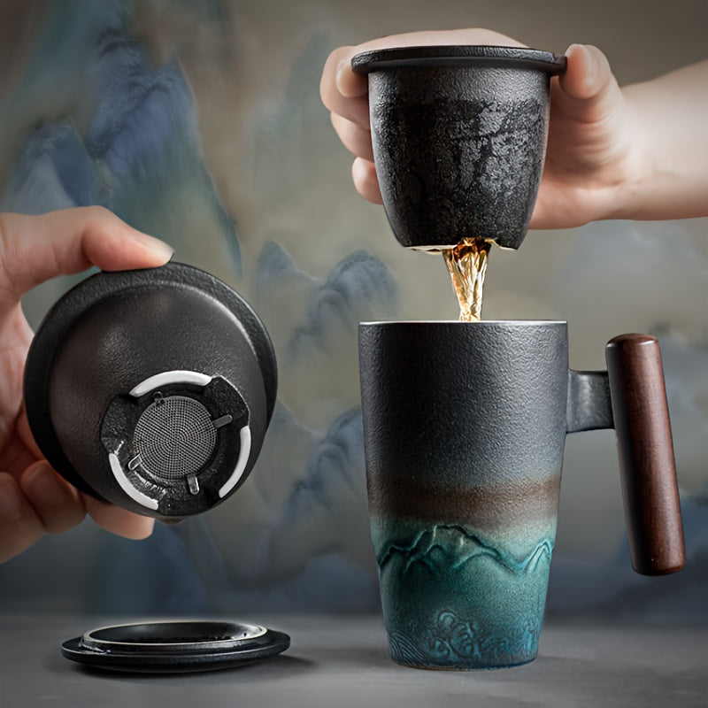 Handgjord keramisk temugg med inbyggd tesil för löste, elegant och praktisk design.