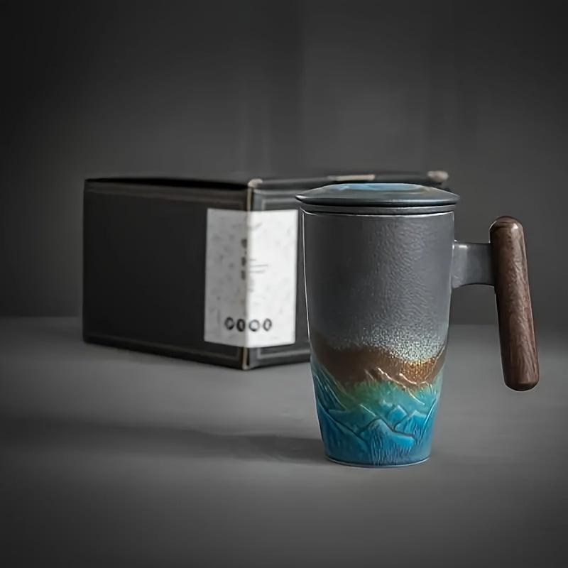 Vacker handgjord temugg av keramik med elegant design och inbyggd tesil. För den medvetna hemdesignern.
