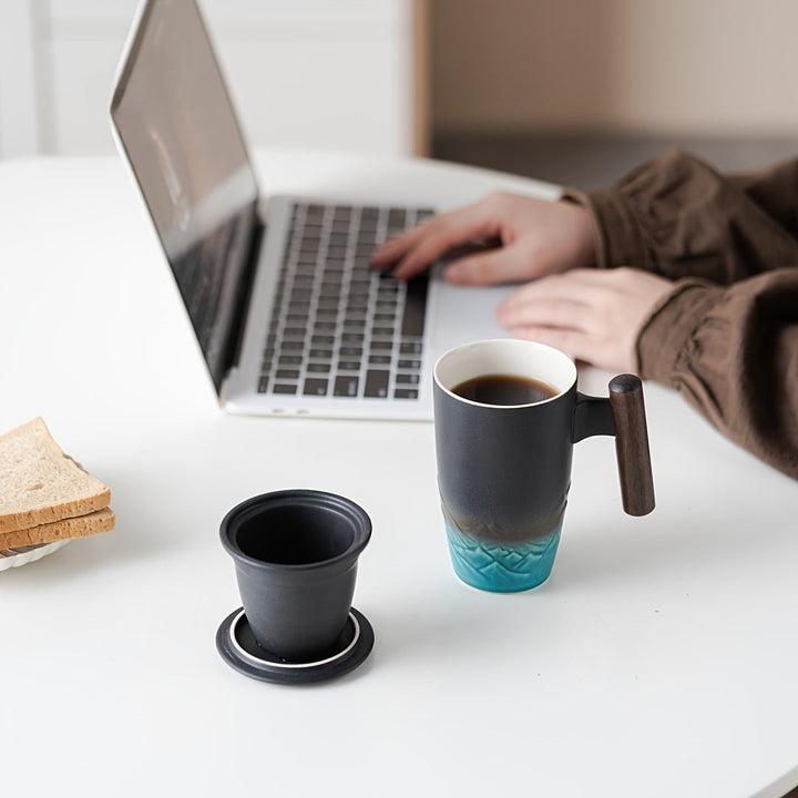Handgjord keramisk temugg med ergonomiskt trähantag och en funktionell inbyggd tesil.