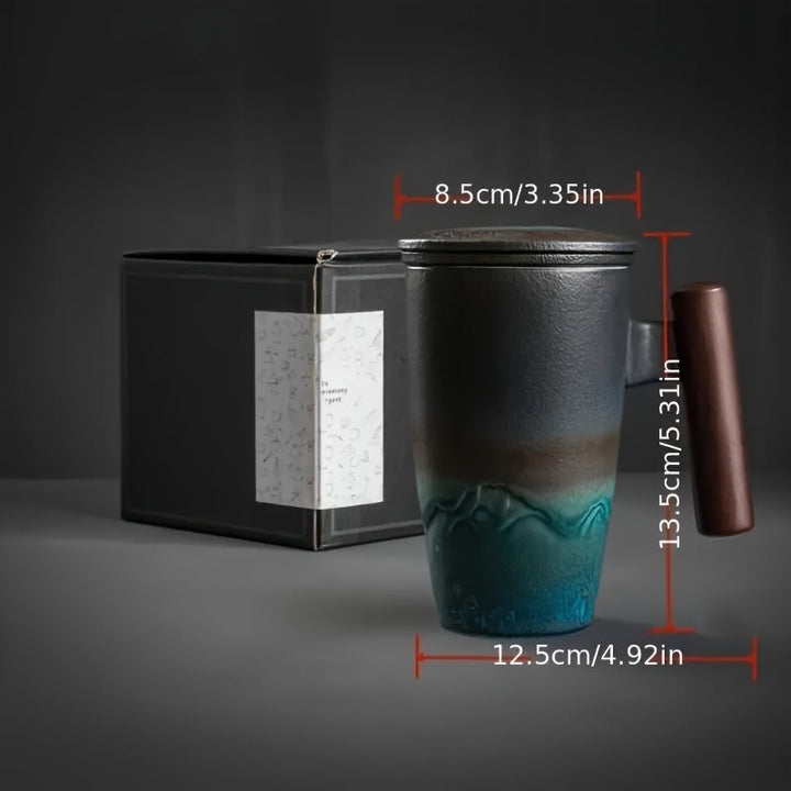 Elegant handgjord temugg med retrodesign, i keramik med trähantag. En fin detalj för hemmet.