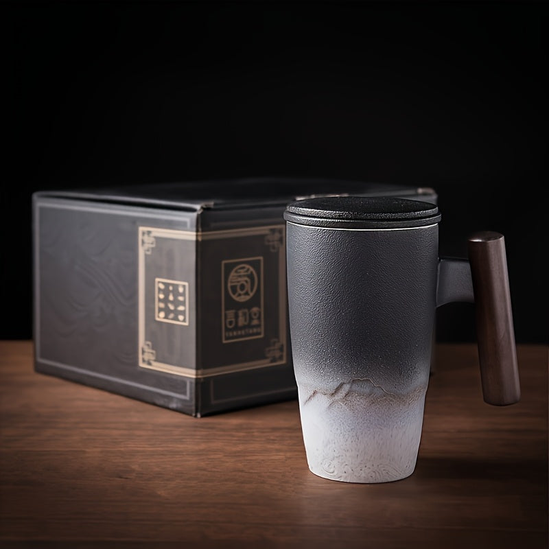 Handgjord temugg/kaffemugg i keramik med tesil, perfekt för både te och kaffeälskare.