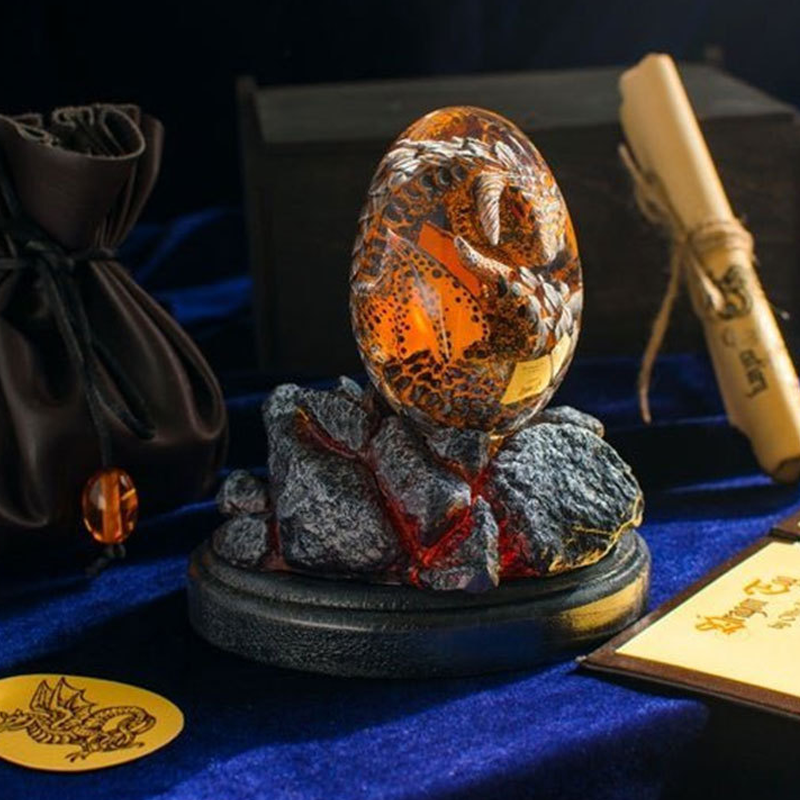 "Handgjord lavadrakäggsouvenir, unikt fantasy-design med små drakdetaljer, perfekt för skrivbordet, 8x5,5 cm."
