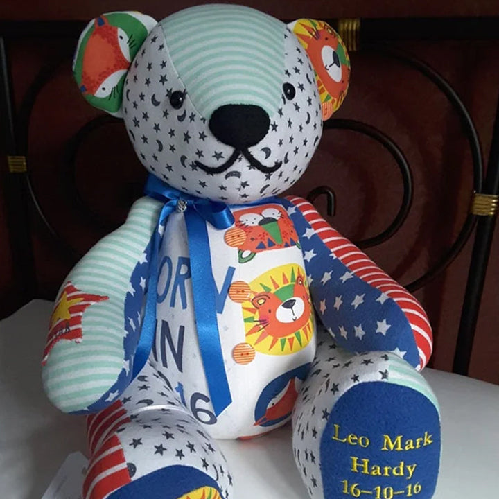 "Handgjord minnesbjörn mall av akryl, perfekt för personlig dekoration. Finns i olika storlekar och färger som visad."