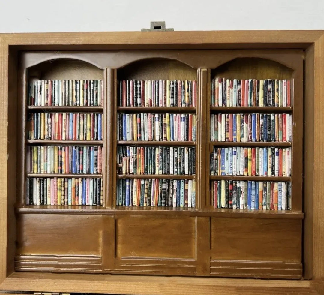 Detaljbild av Serenity miniatyrbibliotek med små böcker och växter, skapa en lugn oas.