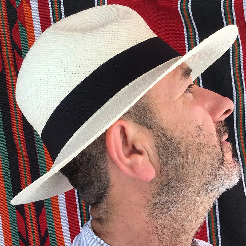 "Handgjord panama solhatt för män i beige, med elegant flätad design och brett brätte för optimalt solskydd på sommaren."