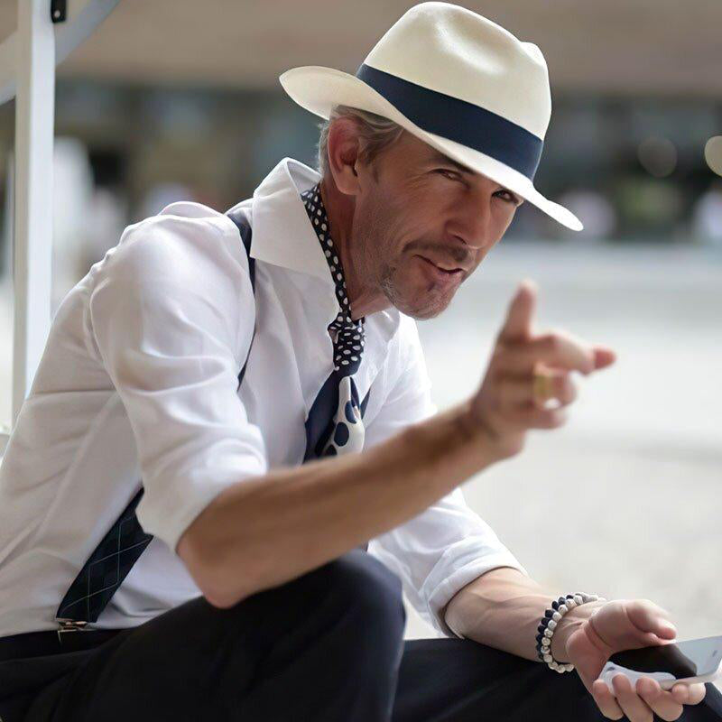 "Handgjord panama solhatt för män i beige, med elegant flätad design och brett brätte för optimalt solskydd på sommaren."