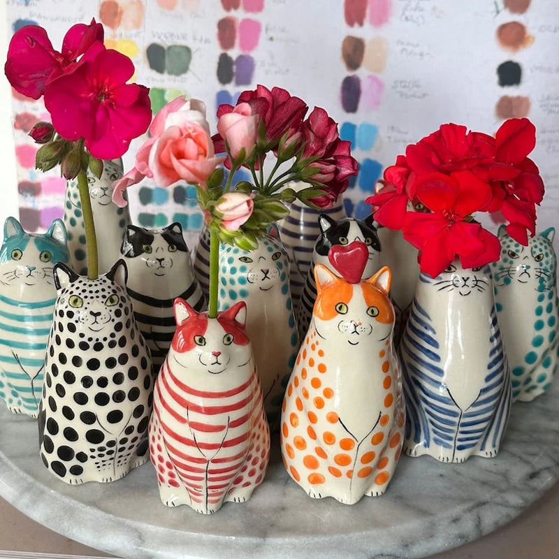 "Handgjord prickig kattvas i keramik, röd, orange, grön, lila, svart; unik heminredning; perfekt för blommor."