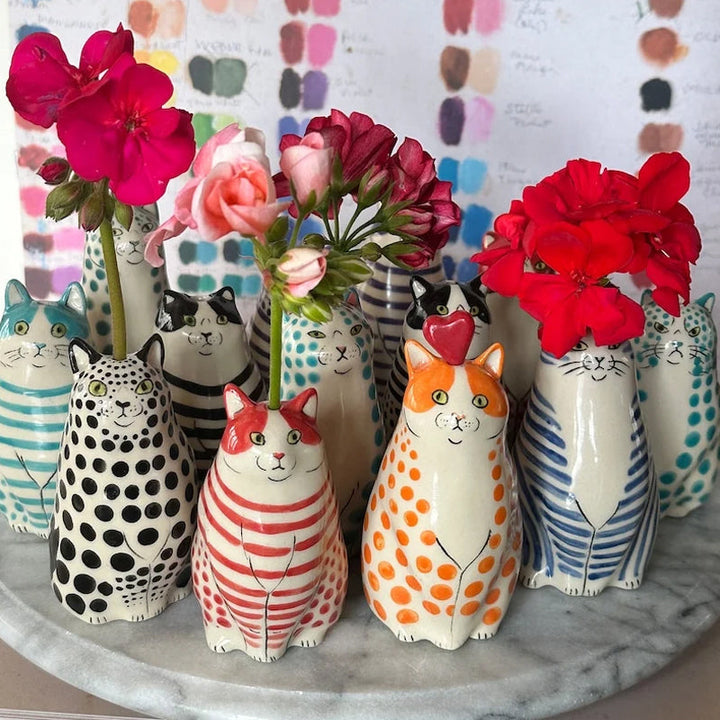 "Handgjord prickig kattvas i keramik, röd, orange, grön, lila, svart; unik heminredning; perfekt för blommor."