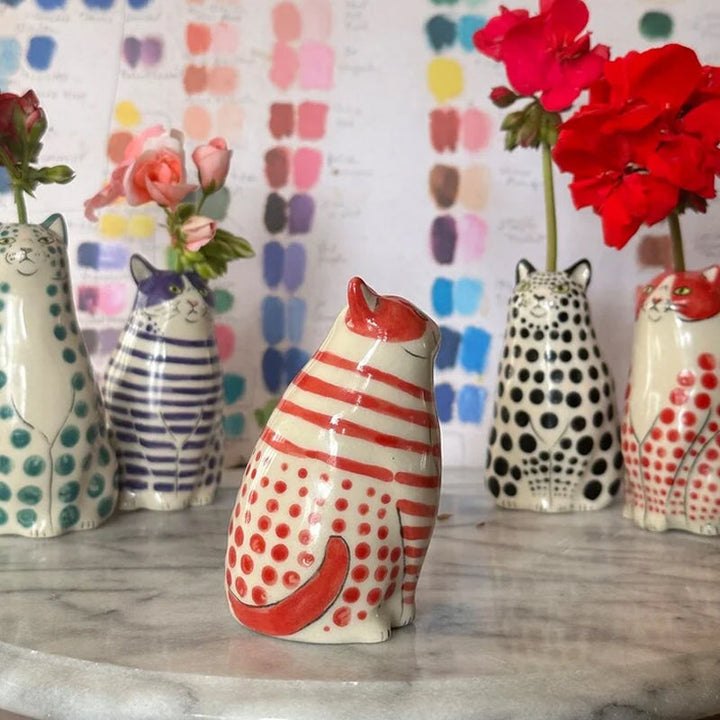 "Handgjord prickig kattvas i keramik, röd, orange, grön, lila, svart; unik heminredning; perfekt för blommor."