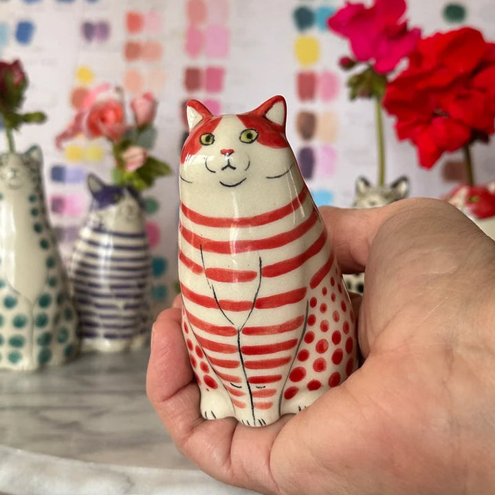 "Handgjord prickig kattvas i keramik, röd, orange, grön, lila, svart; unik heminredning; perfekt för blommor."