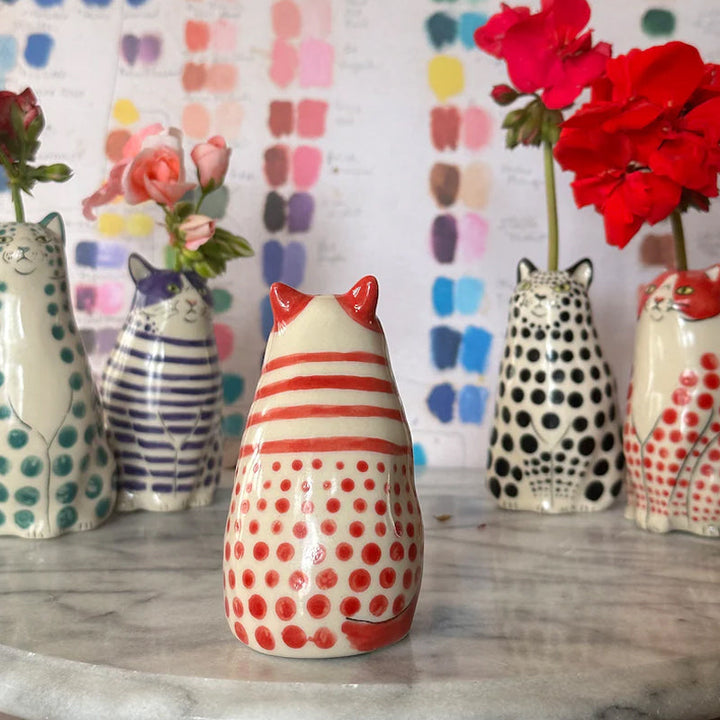 "Handgjord prickig kattvas i keramik, röd, orange, grön, lila, svart; unik heminredning; perfekt för blommor."