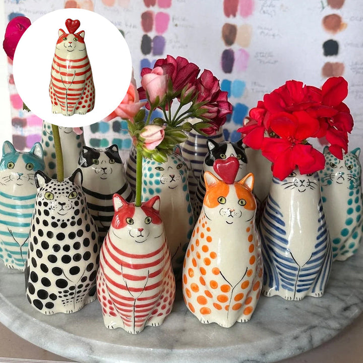 "Handgjord prickig kattvas i keramik, röd, orange, grön, lila, svart; unik heminredning; perfekt för blommor."