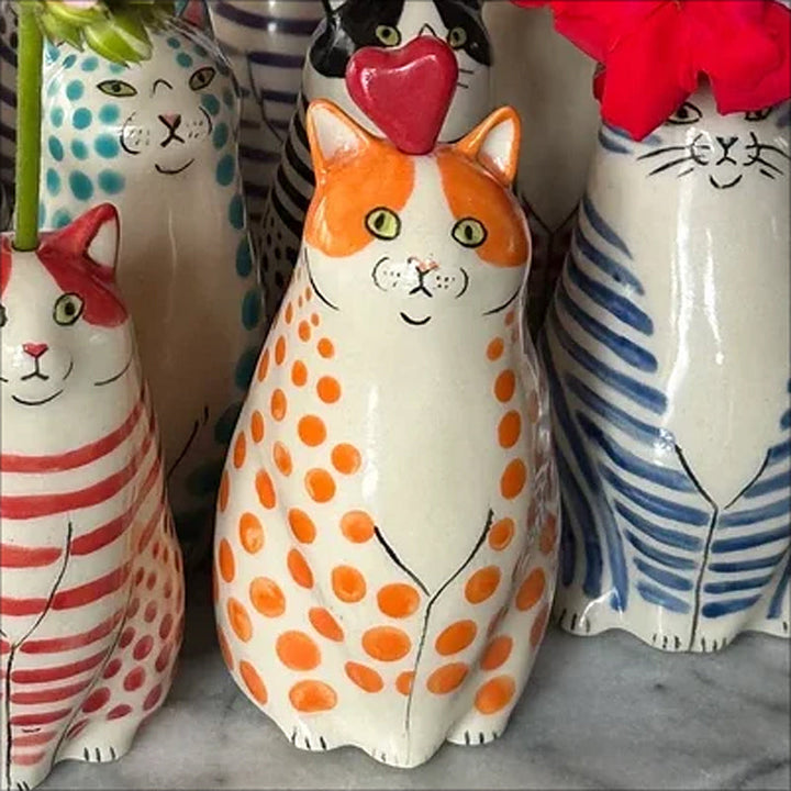 "Handgjord prickig kattvas i keramik, röd, orange, grön, lila, svart; unik heminredning; perfekt för blommor."