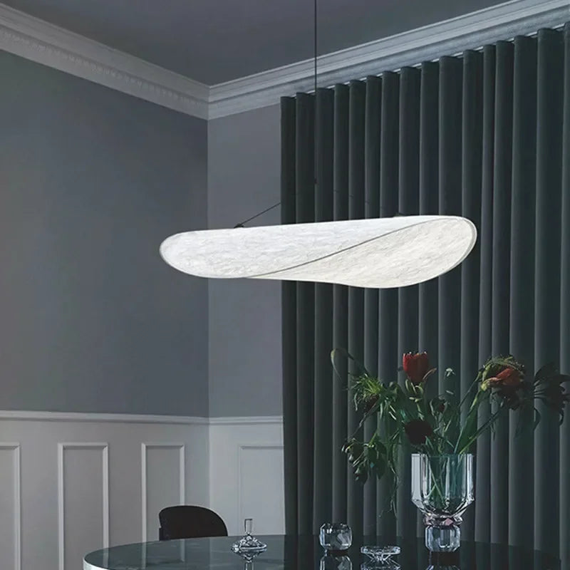 Modern SilkWave taklampa, handgjord med organisk design. Lyxig textilbelysning för unik inredning.