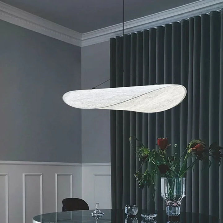 Modern SilkWave taklampa, handgjord med organisk design. Lyxig textilbelysning för unik inredning.