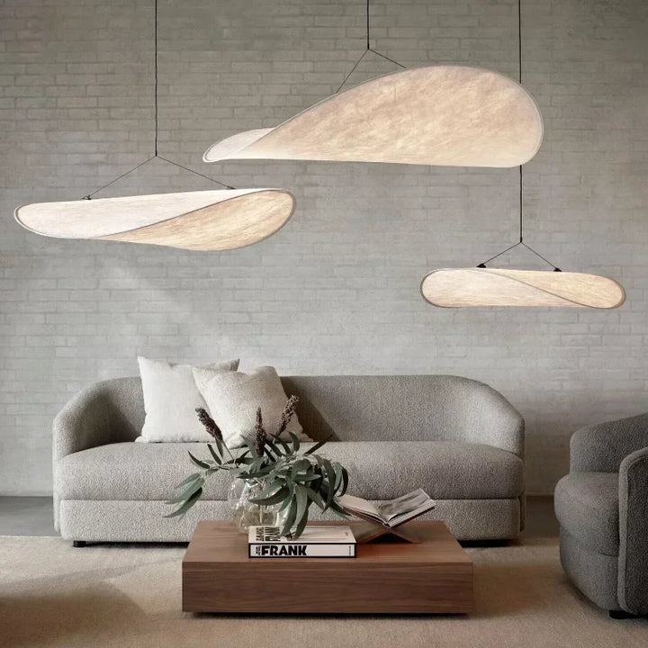 Atmosfärisk SilkWave taklampa. Handgjord designlampa med dimbar funktion, perfekt för modern belysning.