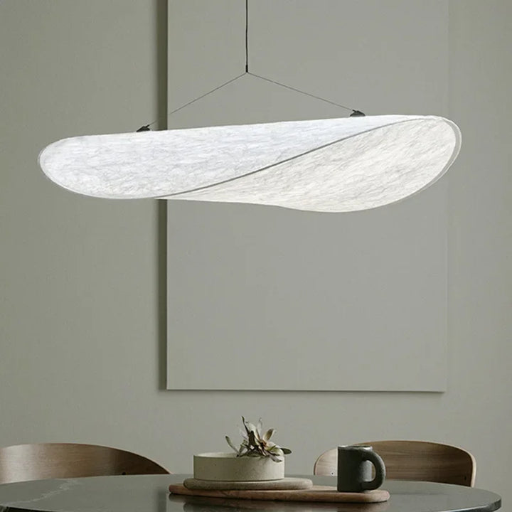SilkWave taklampa sedd från sidan. Handgjord textil, dimbar funktion. Modern designbelysning.