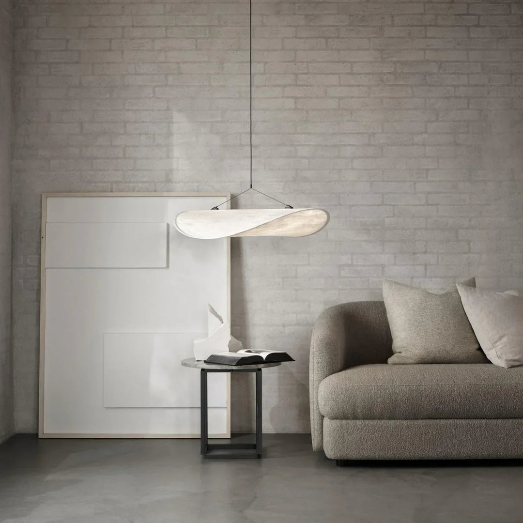 Modern inredning med SilkWave taklampa. Handgjord organisk design, dimbar belysning med fjärrkontroll.