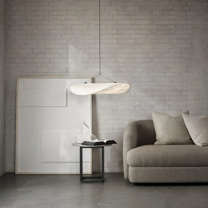 Modern inredning med SilkWave taklampa. Handgjord organisk design, dimbar belysning med fjärrkontroll.