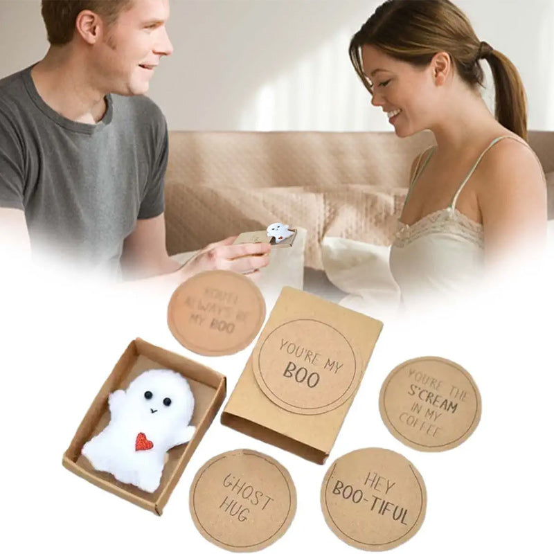 Handgjord söt spöktändsticksask av filt, kompakt design, 4x6 cm; perfekt omtänksam present, matchar accessoarer.