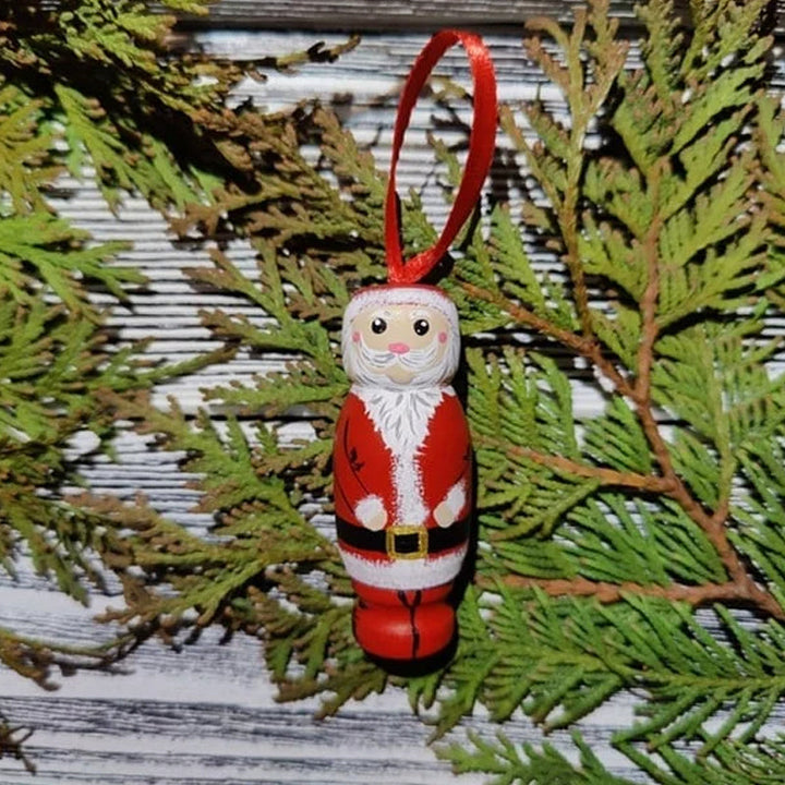 Handgjord tomteleksak i färgglatt trä, perfekt som julprydnad med överraskningseffekt för glädje och skratt.