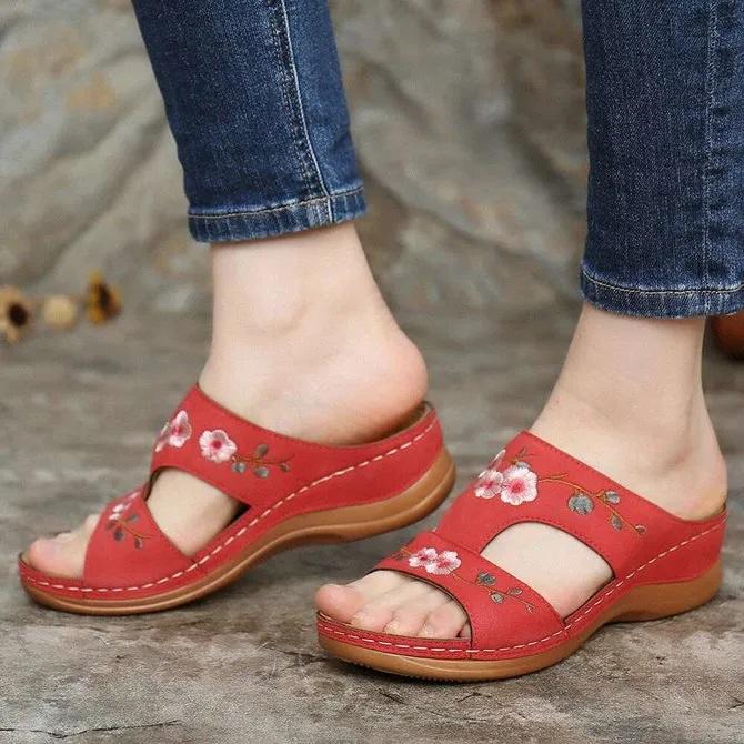 "Handgjorda dam sandaler med blommig broderad design i flera färger, perfekt för sommarens eleganta och bekväma stil."