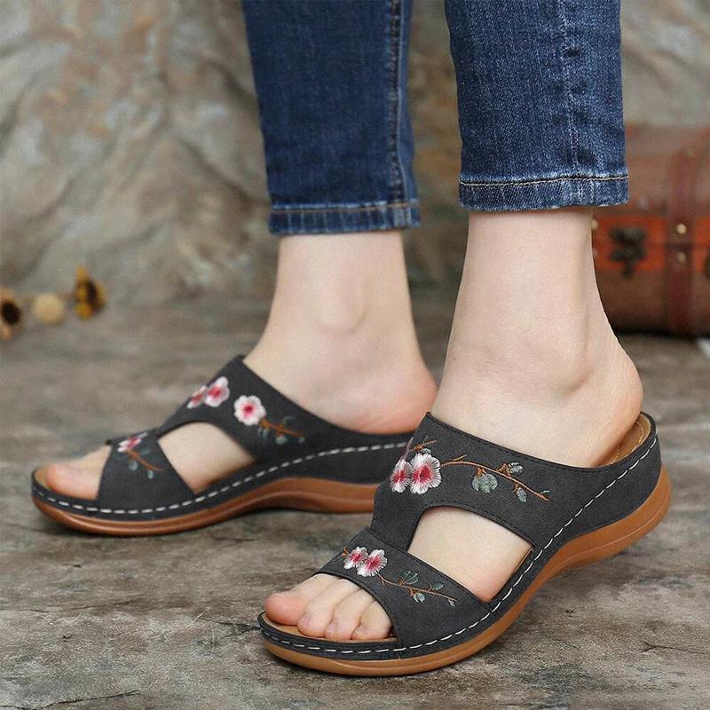 "Handgjorda dam sandaler med blommig broderad design i flera färger, perfekt för sommarens eleganta och bekväma stil."
