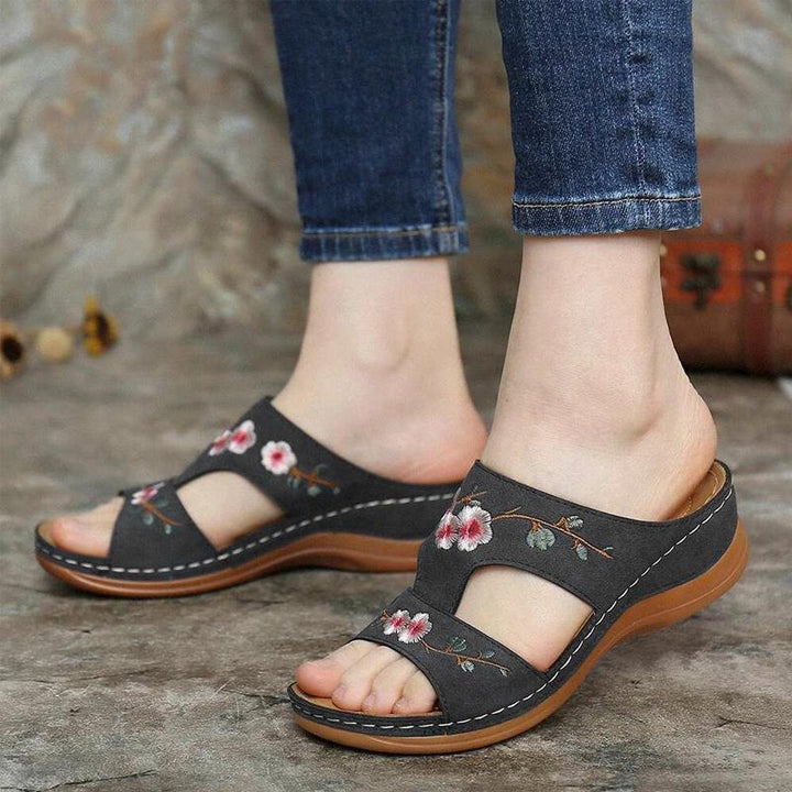 "Handgjorda dam sandaler med blommig broderad design i flera färger, perfekt för sommarens eleganta och bekväma stil."