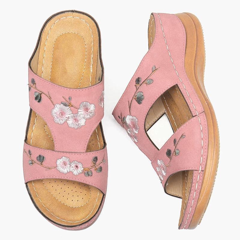 "Handgjorda dam sandaler med blommig broderad design i flera färger, perfekt för sommarens eleganta och bekväma stil."