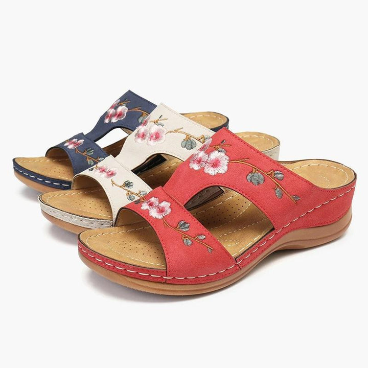 "Handgjorda dam sandaler med blommig broderad design i flera färger, perfekt för sommarens eleganta och bekväma stil."