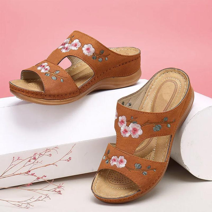 "Handgjorda dam sandaler med blommig broderad design i flera färger, perfekt för sommarens eleganta och bekväma stil."
